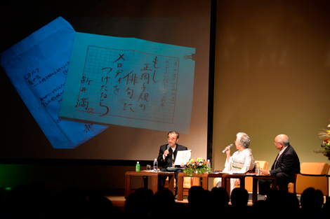 新井満さん、「春や昔」直筆原稿を松山市へ寄贈