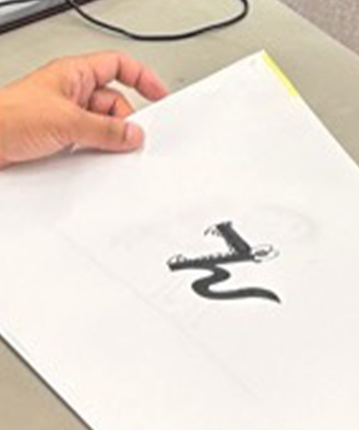 好きな文字を選び、不思議な「生き物」をつくる